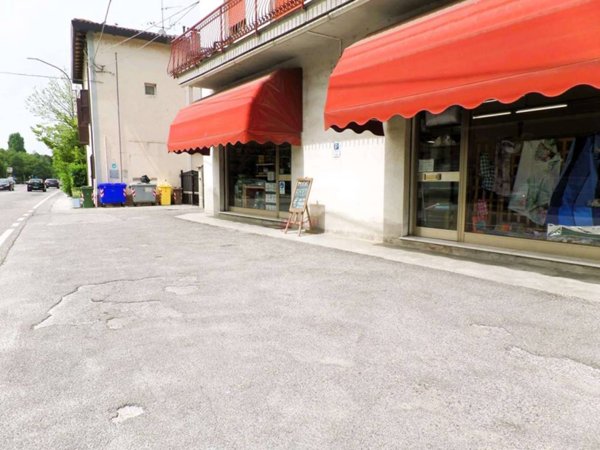 negozio in affitto a Cento in zona Corporeno