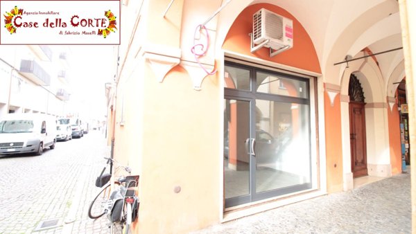 negozio in affitto a Cento