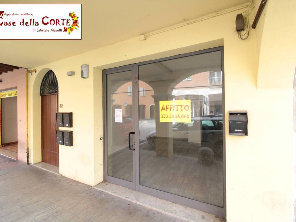negozio in affitto a Cento
