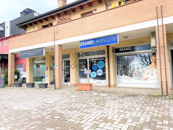 negozio in affitto a Cento in zona Renazzo