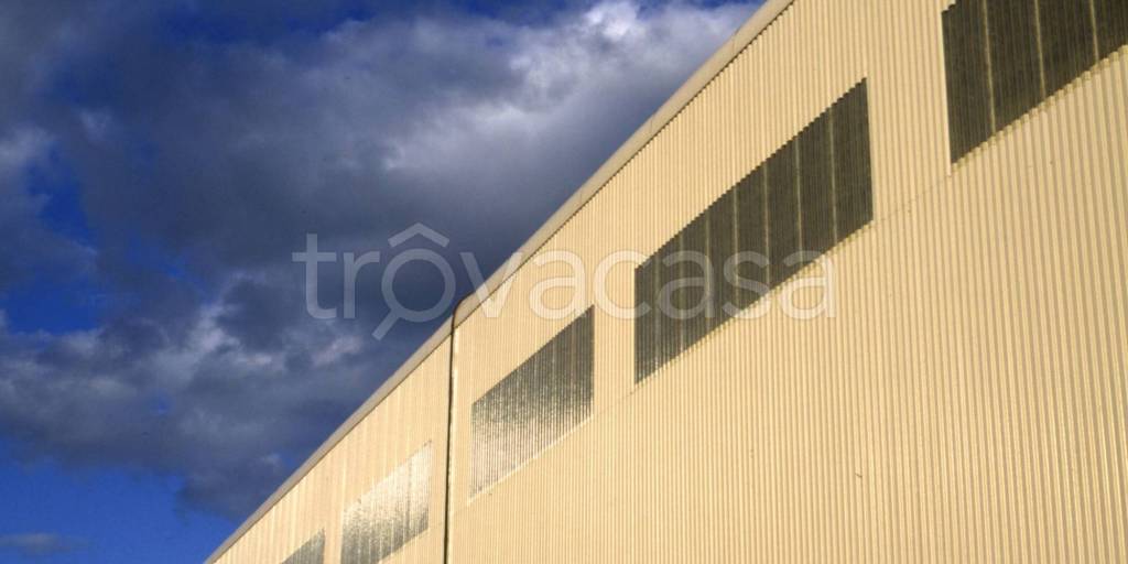 locale commerciale in affitto a Cento