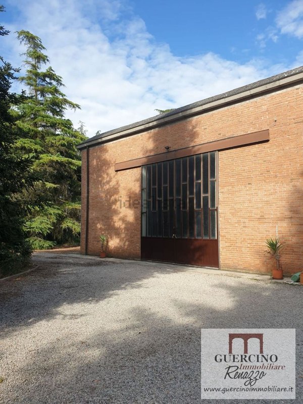 locale di sgombero in affitto a Cento in zona Renazzo