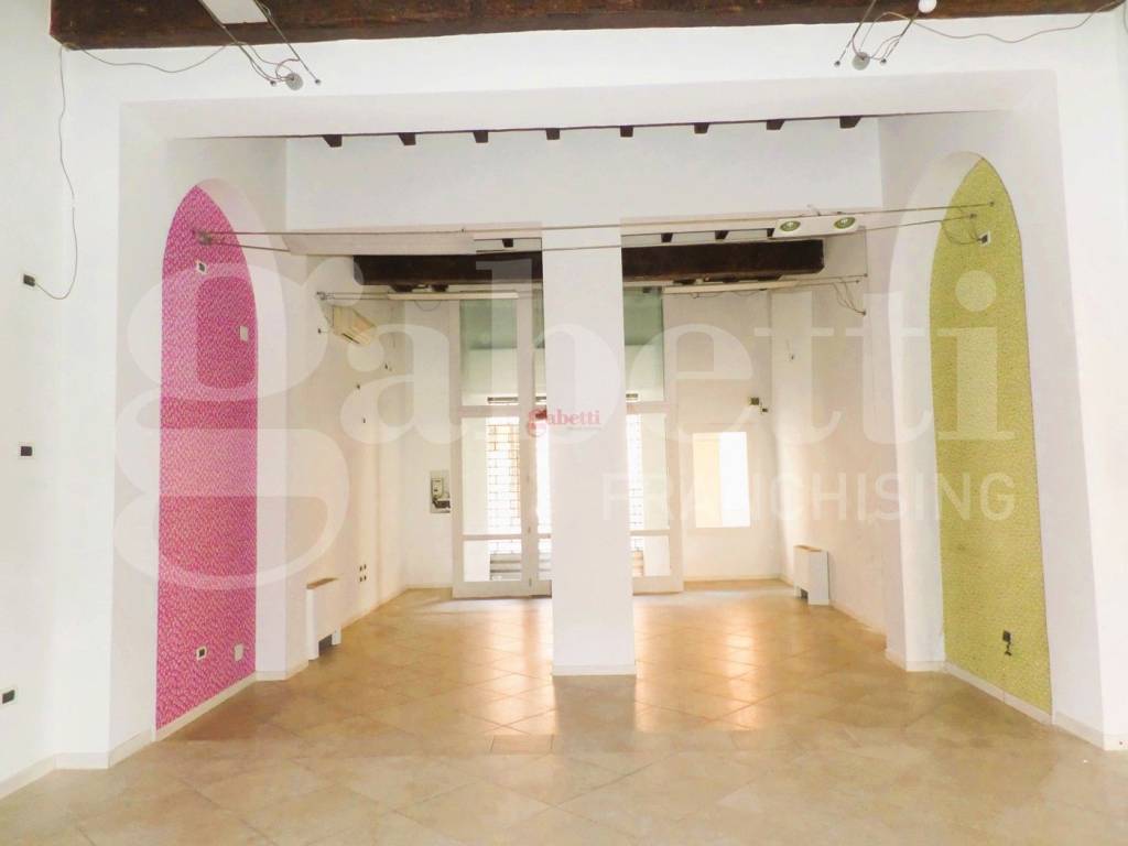 negozio in affitto a Cento