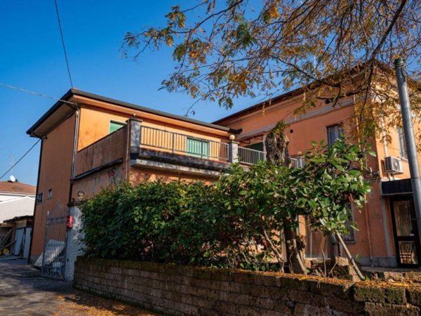 appartamento in affitto a Cento in zona Corporeno