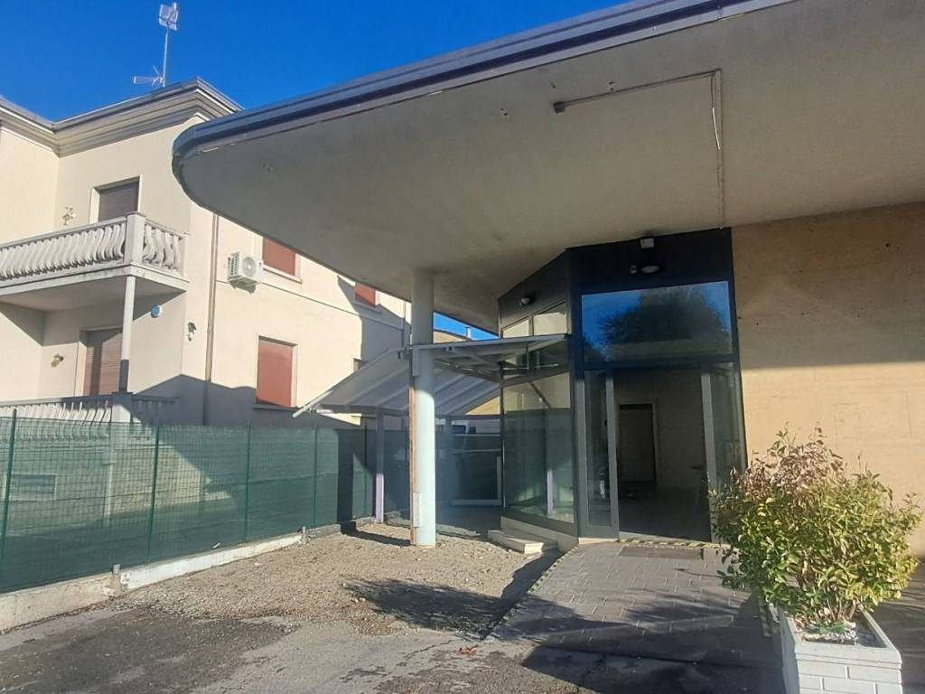 negozio in affitto a Cento