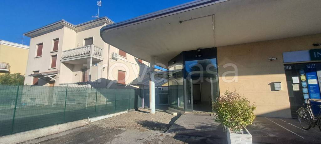 negozio in affitto a Cento