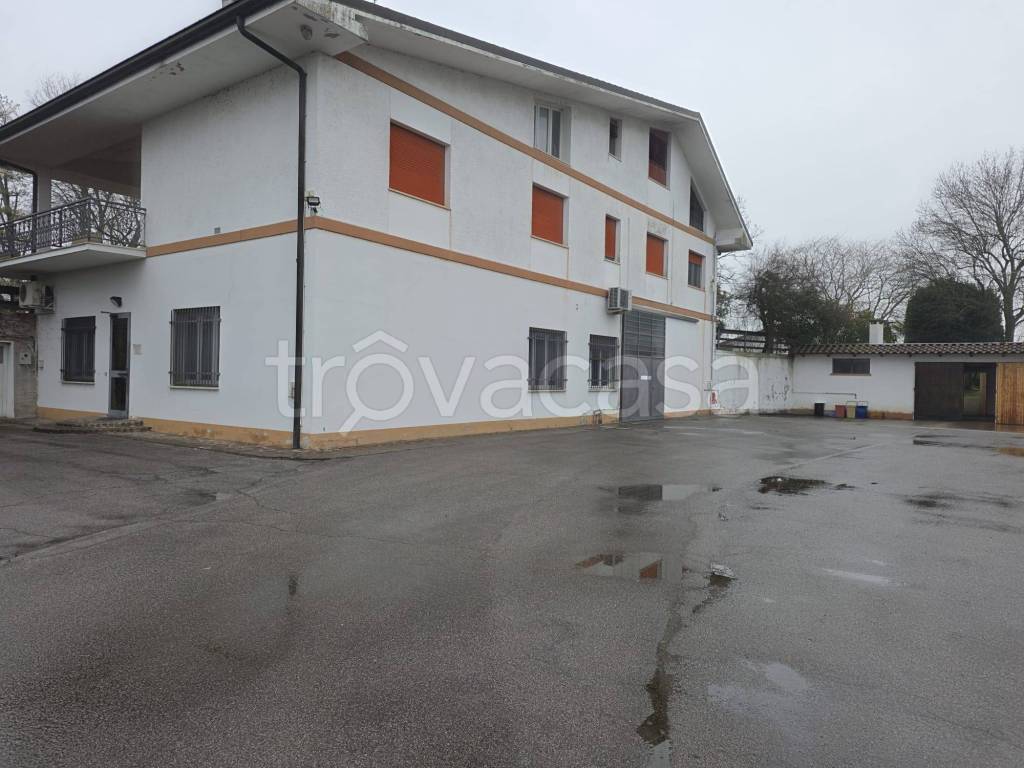 locale commerciale in affitto a Cento