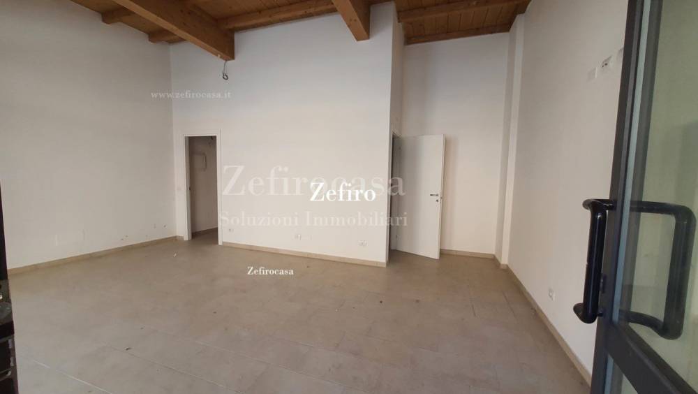 negozio in affitto a Cento