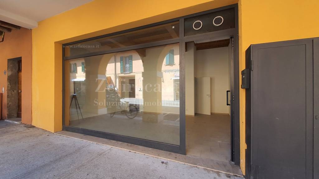 negozio in affitto a Cento