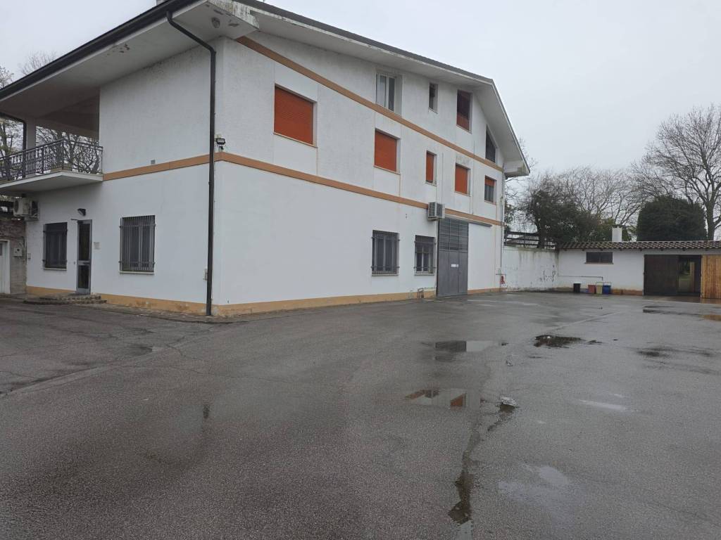 locale commerciale in affitto a Cento