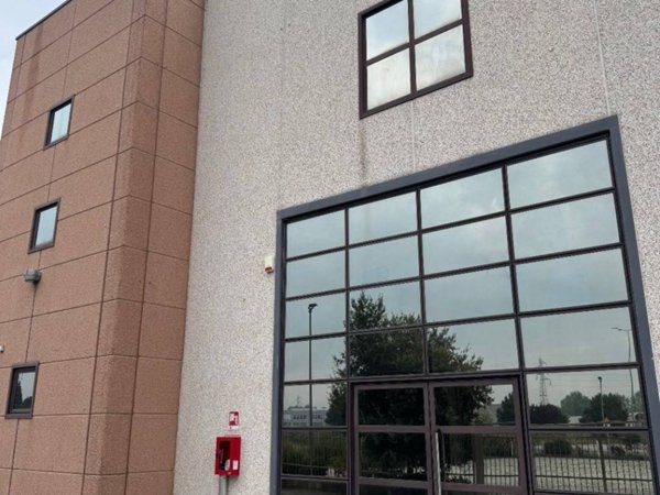 negozio in affitto a Cento in zona Renazzo