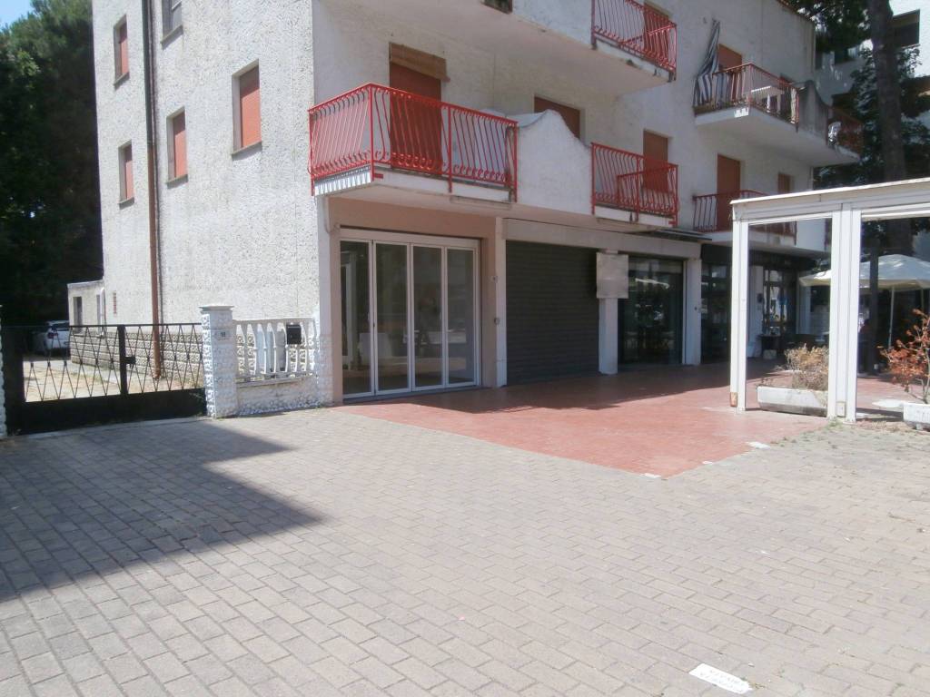 negozio in affitto a Comacchio in zona Lido degli Estensi