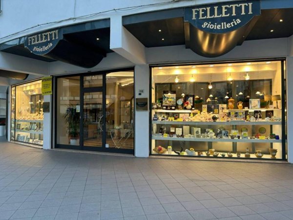 negozio in affitto a Comacchio in zona Lido degli Estensi