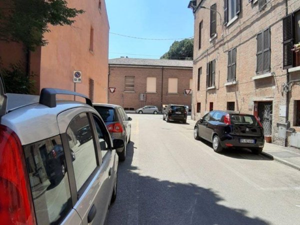 locale commerciale in affitto a Ferrara