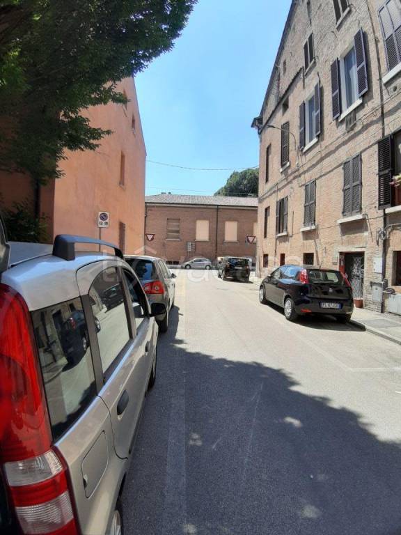 locale commerciale in affitto a Ferrara