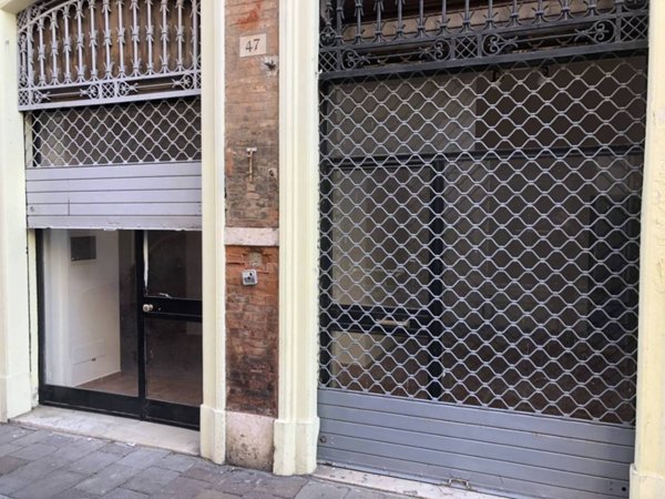 negozio in affitto a Ferrara in zona Centro Storico