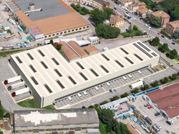 locale commerciale in affitto a Ferrara
