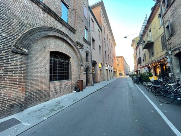 negozio in affitto a Ferrara in zona Centro Storico