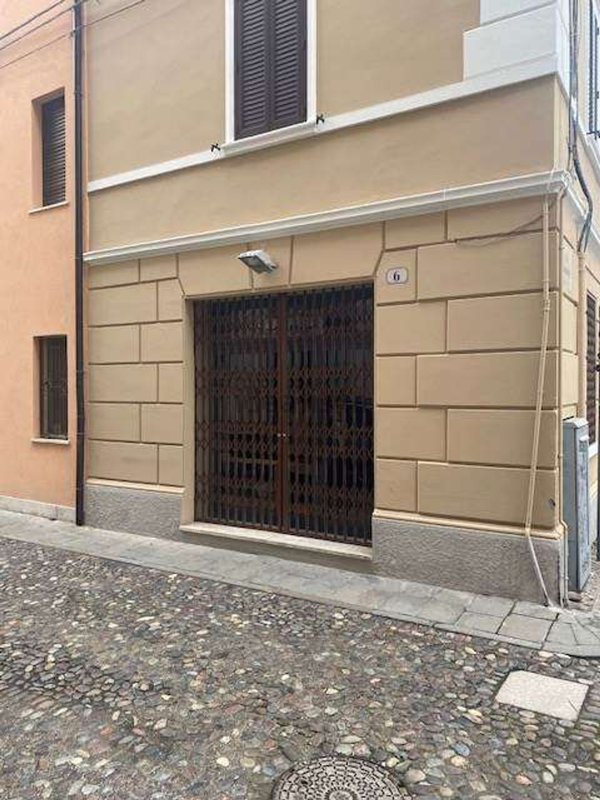negozio in affitto a Ferrara in zona Centro Storico