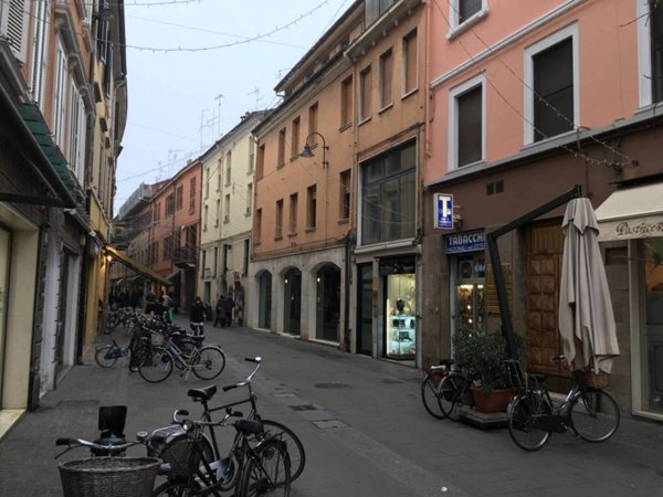 negozio in affitto a Ferrara in zona Centro Storico
