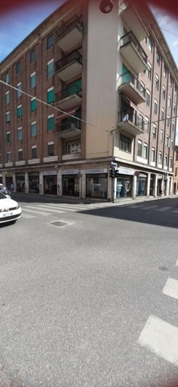 locale commerciale in affitto a Ferrara