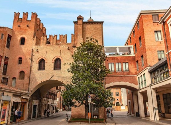 negozio in affitto a Ferrara in zona Centro Storico