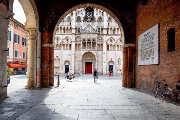 negozio in affitto a Ferrara in zona Centro Storico