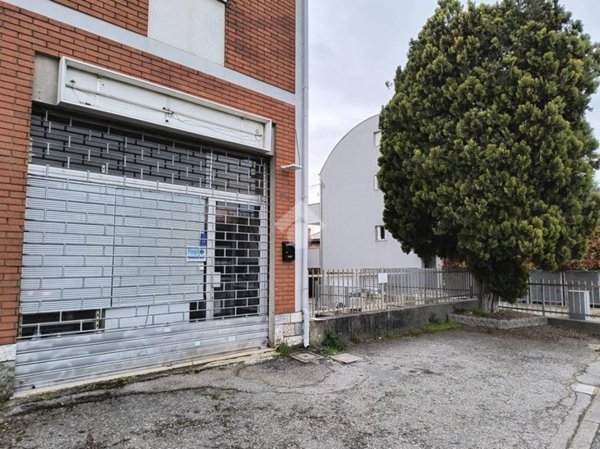 negozio in affitto a Ferrara