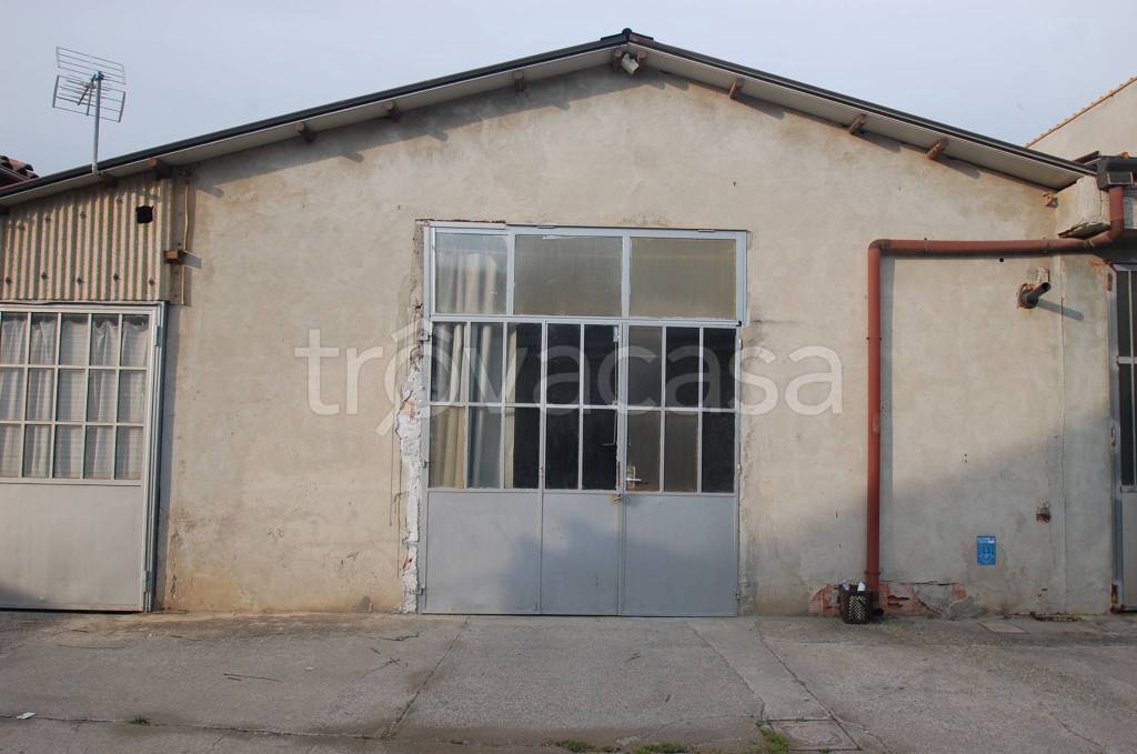 locale commerciale in affitto a Ferrara