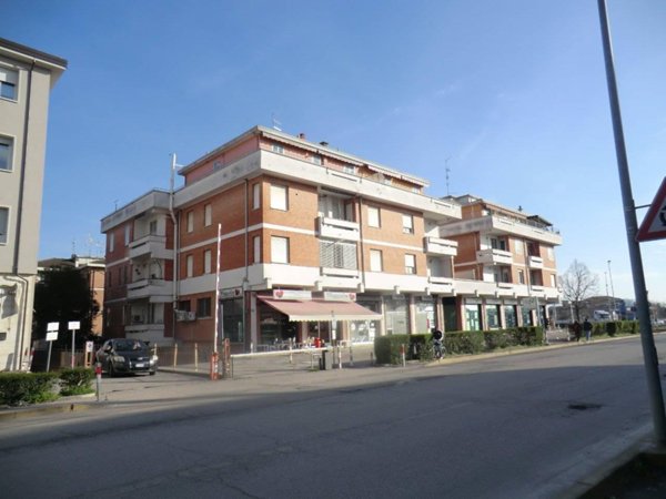 negozio in affitto a Ferrara
