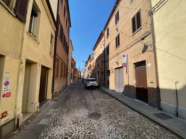 locale commerciale in affitto a Ferrara