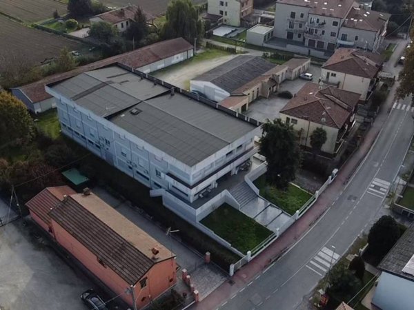locale commerciale in affitto a Ferrara in zona Correggio