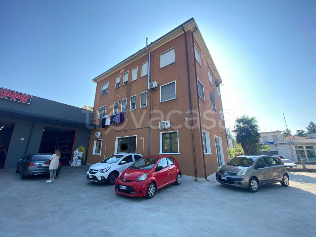 negozio in affitto a Ferrara