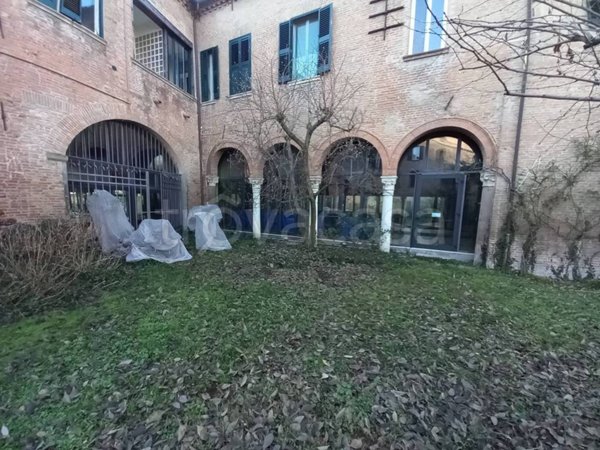negozio in affitto a Ferrara in zona Centro Storico