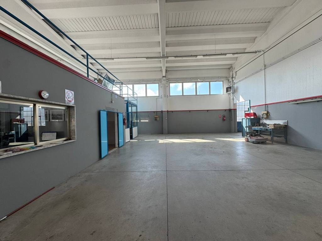 locale commerciale in affitto a Ferrara
