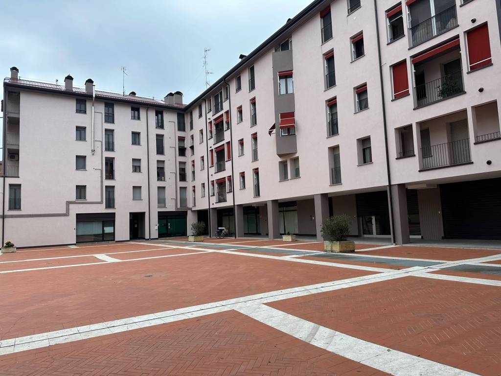 negozio in affitto a Ferrara