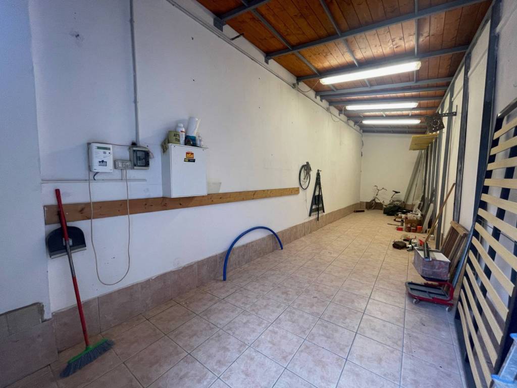 locale commerciale in affitto a Ferrara