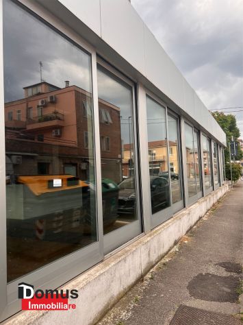locale commerciale in affitto a Ferrara