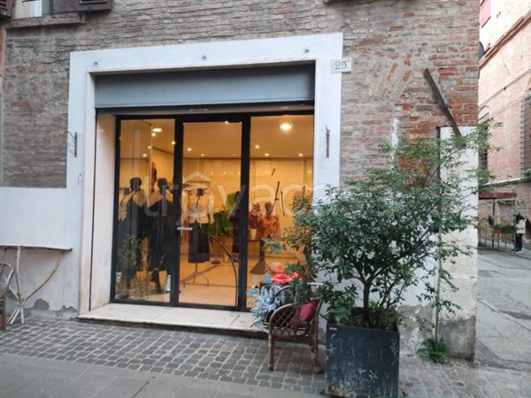 negozio in affitto a Ferrara in zona Centro Storico
