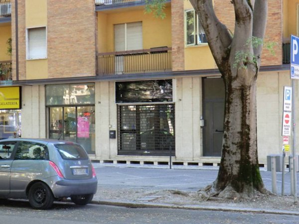negozio in affitto a Ferrara