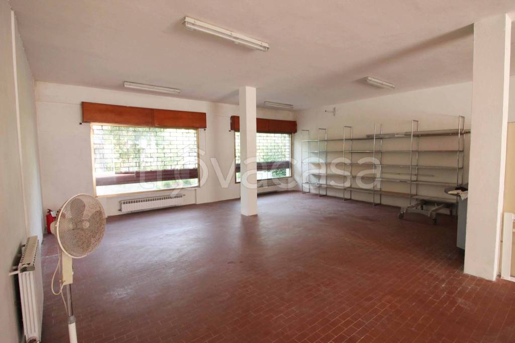 locale commerciale in affitto a Ferrara