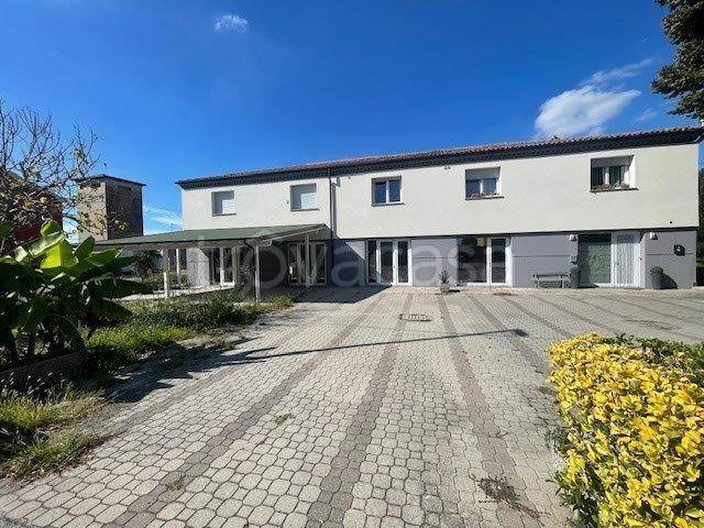 negozio in affitto a Ferrara in zona Casaglia