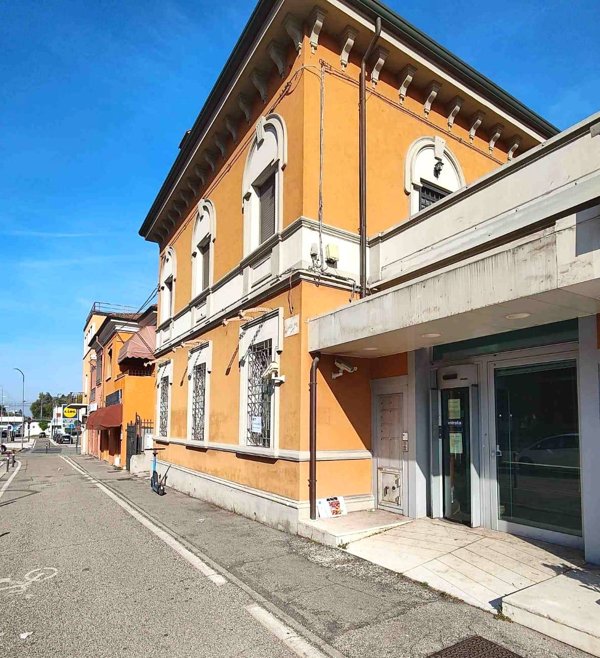 locale commerciale in affitto a Ferrara
