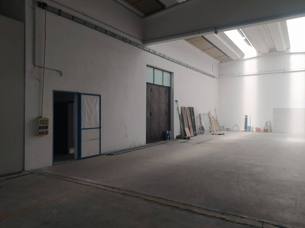 locale commerciale in affitto a Ferrara