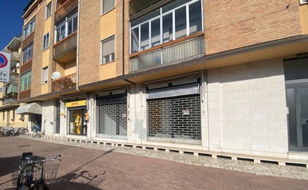 negozio in affitto a Ferrara