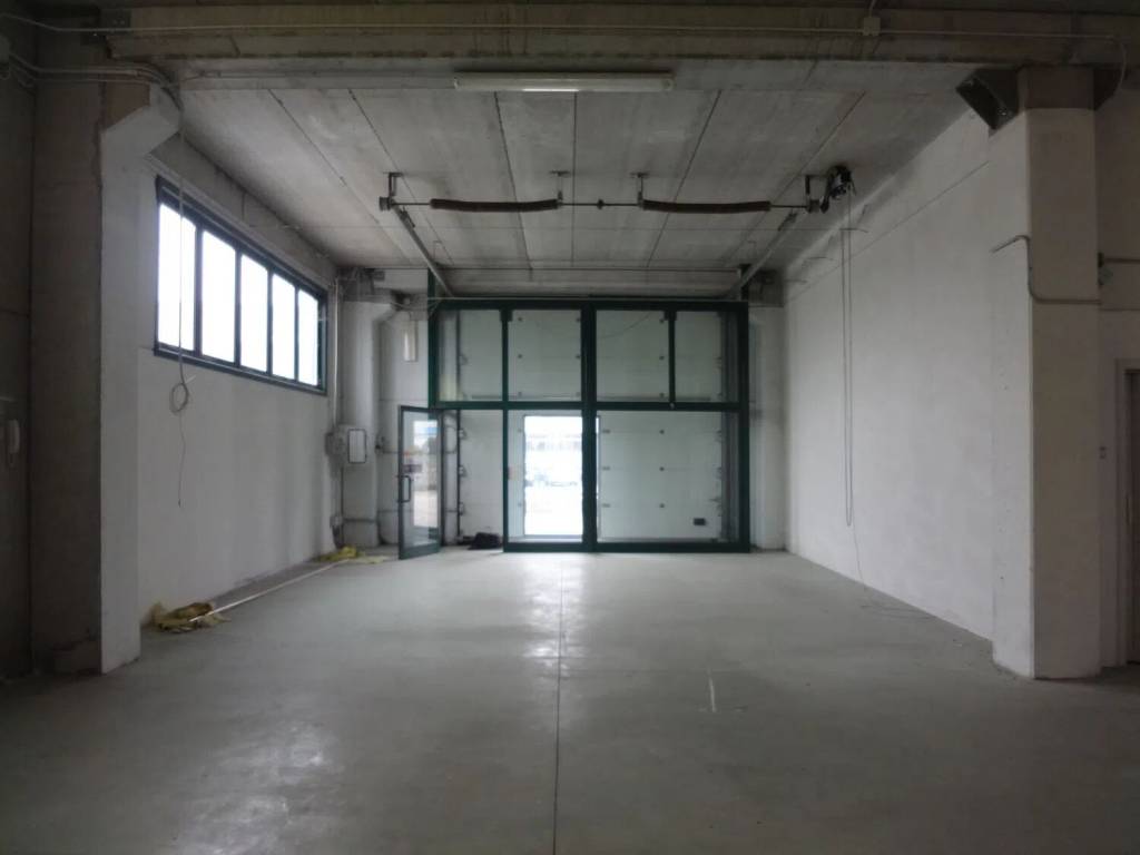 locale commerciale in affitto a Ferrara