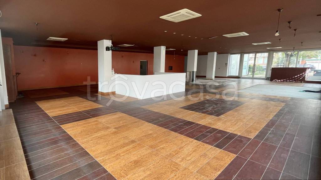 negozio in affitto a Ferrara