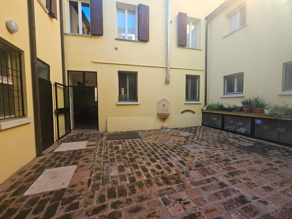 appartamento in affitto a Ferrara in zona Centro Storico