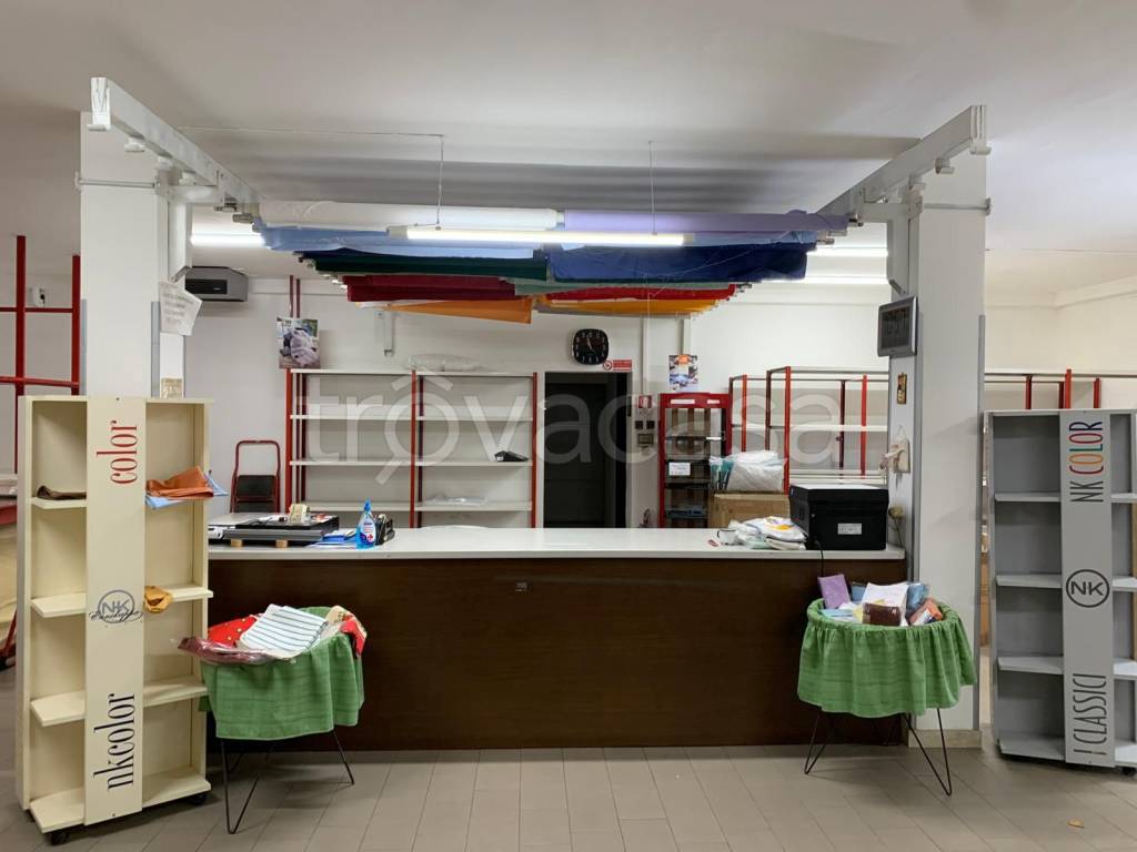 negozio in affitto a Ferrara