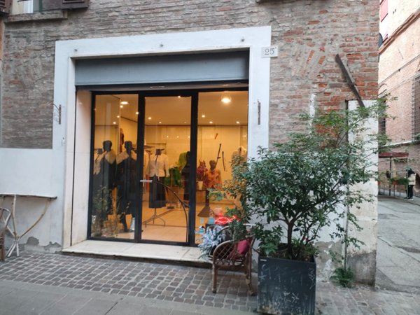 negozio in affitto a Ferrara in zona Centro Storico